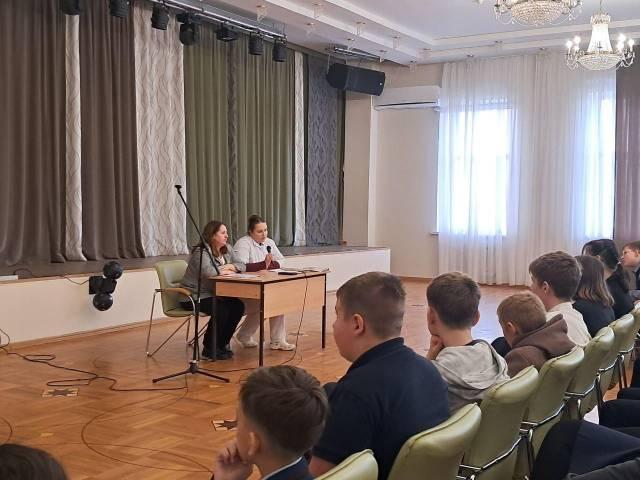В рамках Федерального проекта «Медицинские кадры», состоялась встреча врача – педиатра Кокоревой Н.В. с учащимися Избердеевской средней школы им. В. Кораблина